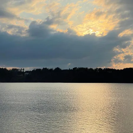 Domek alpejski Karmelowe Kaszuby, Z Jacuzzi Na Tarasie Z Widokiem Na Jezioro Stężyca